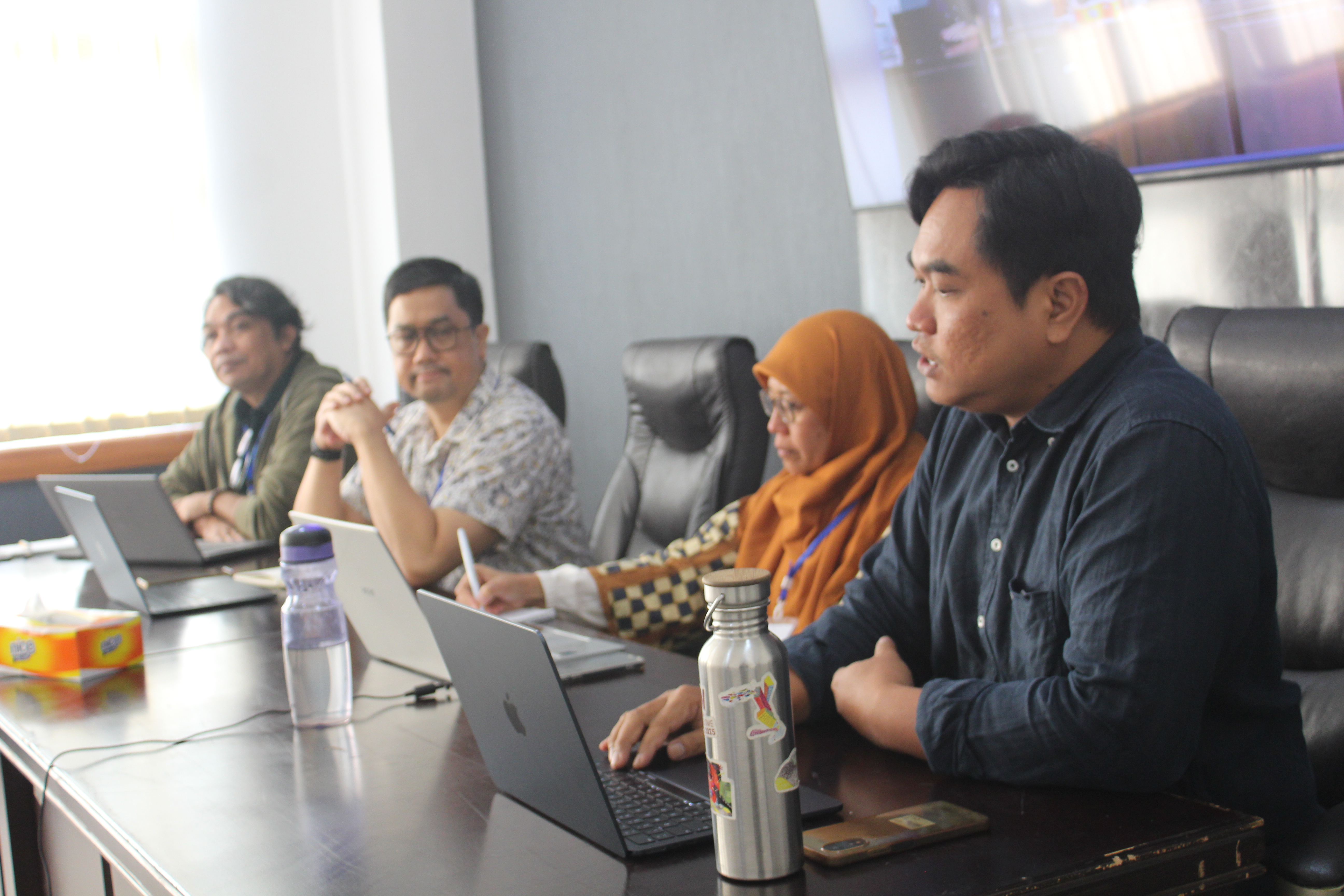 Diskusi Panel 2 dengan tajuk “Kontestasi Kuasa dalam Kebijakan Iklim” yang diisi oleh R. Achmad Gusman Catur Siswandi, Agung Wardana, dan Emanuel Bria selaku panelis. 