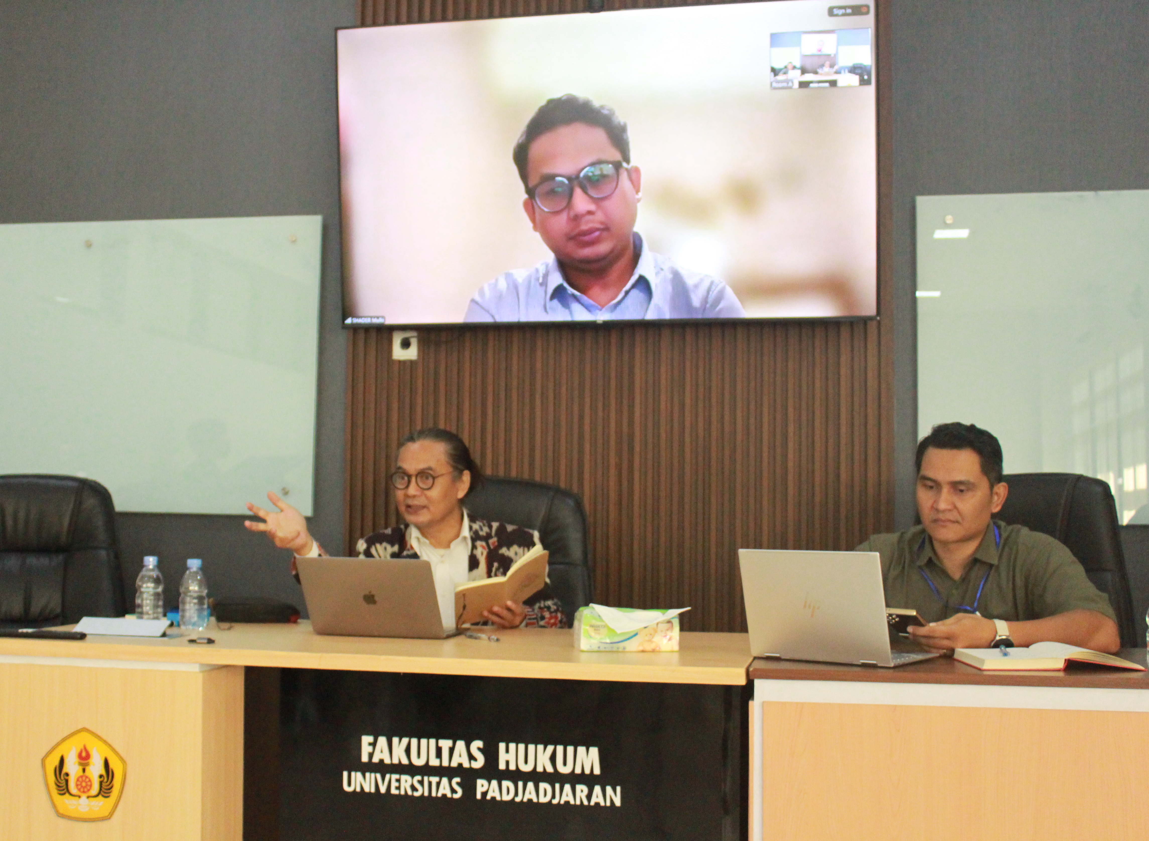 Diskusi Panel 1 dengan tajuk "Korupsi dalam Politik Agraria dan Kehutanan" dengan pemapar Noer Fauzi Rahman, Yance Arizona, dan Mulki Shader