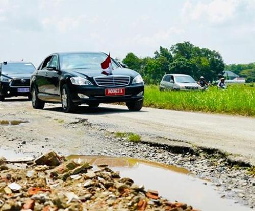 Jalan Rusak Dilalui Presiden