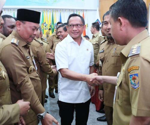 Foto Menteri Dalam Negeri Tito Karnavian Berjabat Tangan dengan Pj Bupati Aceh Besar Muhammad Iswanto SSTP MM, sembari dikelilingi sejumlah aparatur sipil negara pada Rakor Penjabat Kepala Daerah dalam Rangka Menjamin Peningkatan Kesinambungan Penyelenggaraan Pemerintahan Daerah dan Pelayanan Publik serta Implementasi Kebijakan Strategis Nasional di Daerah, di Gedung Sasana Bhakti Praja, Kantor Pusat Kemendagri, Jakarta