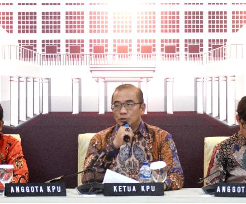 Tiga komisioner KPU saat memberikan keterangan pers