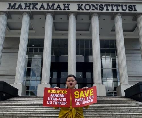 Aksi aktivis ICW di depan gedung Mahkamah Konstitusi