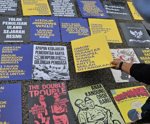 kompilasi poster aksi pada peringatan 1 tahun Pemerintahan Prabowo-Gibran yang diselenggarakan di depan Istana Negara