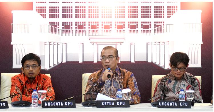 Tiga komisioner KPU saat memberikan keterangan pers