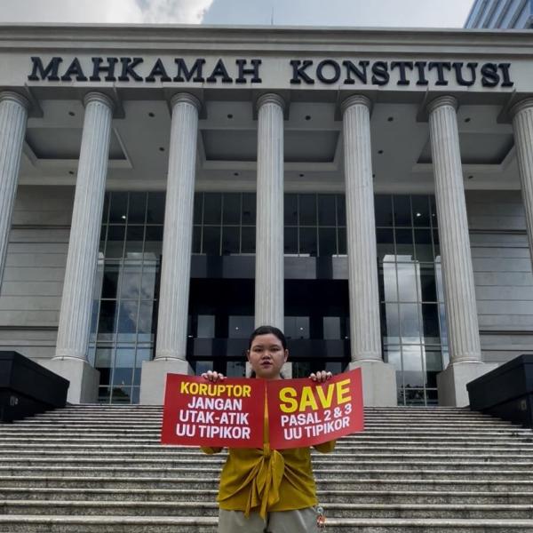 Aksi aktivis ICW di depan gedung Mahkamah Konstitusi