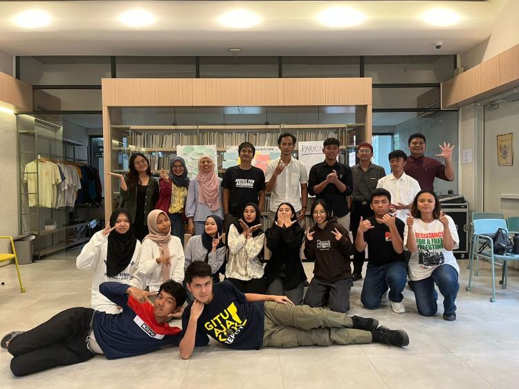 Dokumentasi ICW: Foto Bersama dalam Agenda Kelas Lingkar Pelajar Dokumentasi kegiatan lingkar pelajar (Sumber: ICW)