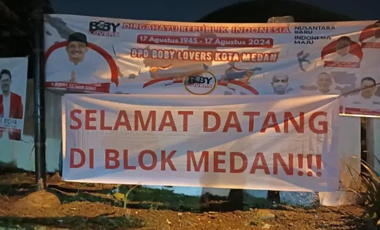 Spanduk bertuliskan Selamat Datang di Blok Medan yang ada di Kota Medan
