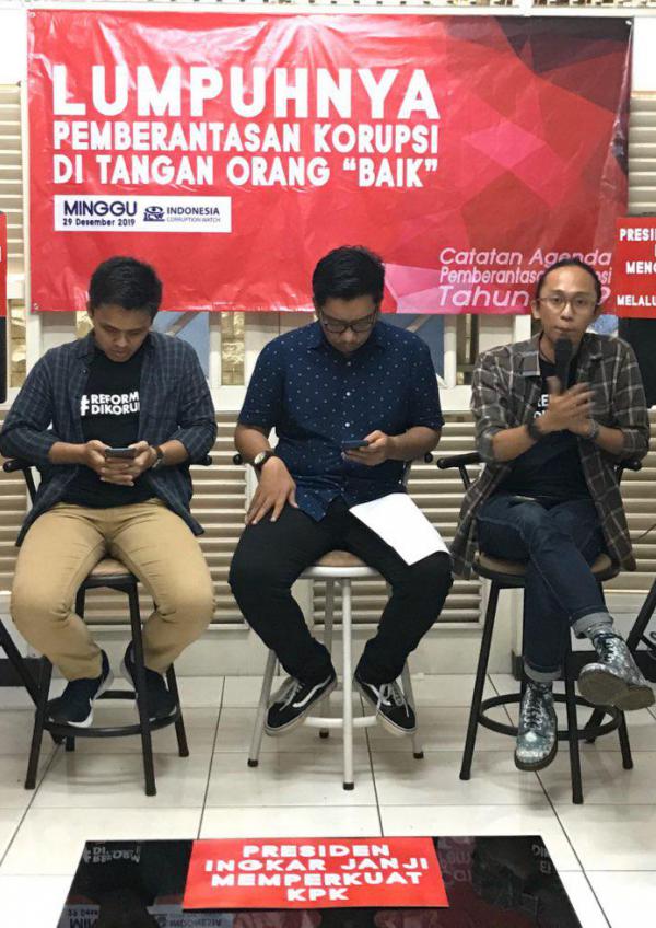 (Ki-Ka) Tibiko Zabar, Kurnia Ramadhana, dan Wana Alamsyah, menyampaikan catatan akhir tahun agenda pemberantasan korupsi 2019 Indonesia Corruption Watch pada konferensi pers di Kantor ICW, 29 Desember 2019 (Dok. ICW)