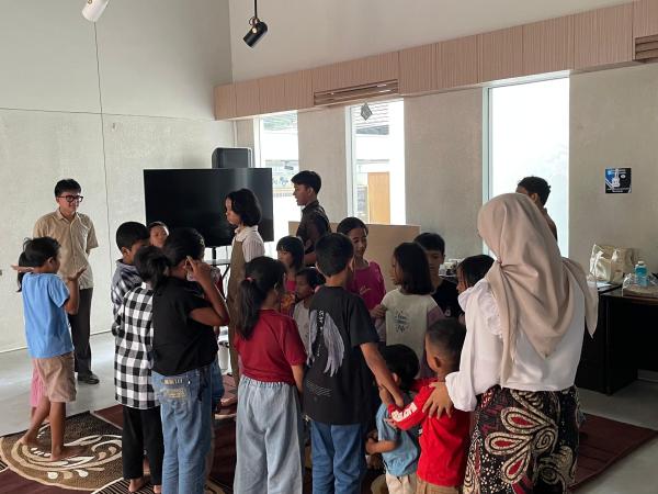 Volunteer bersama peserta melakukan ice breaking