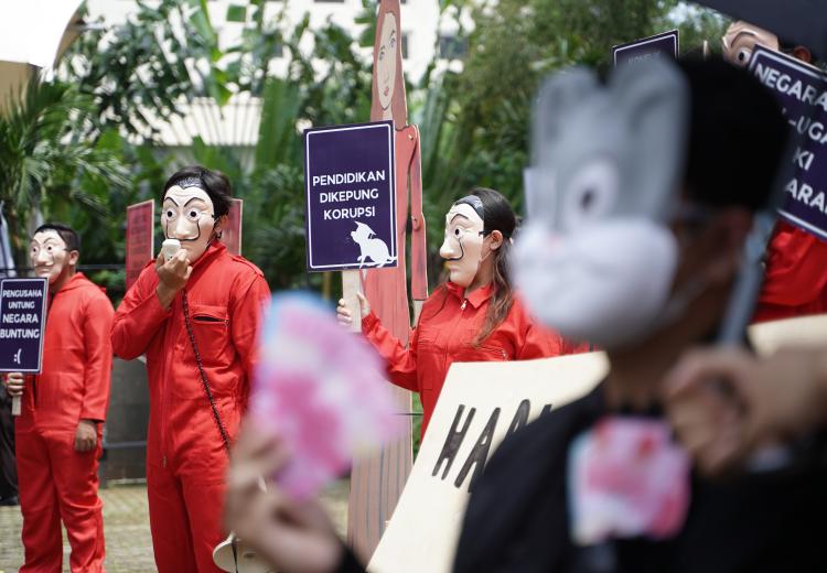 ICW dan #BersihkanIndonesia melakukan aksi untuk memperingati Hari Antikorupsi 2021 di depan Gedung KPK. Salah satu tuntutan yang dibawa ialah pengentasan korupsi di sektor pendidikan.