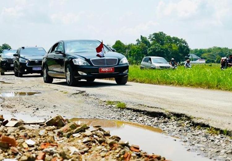 Jalan Rusak Dilalui Presiden