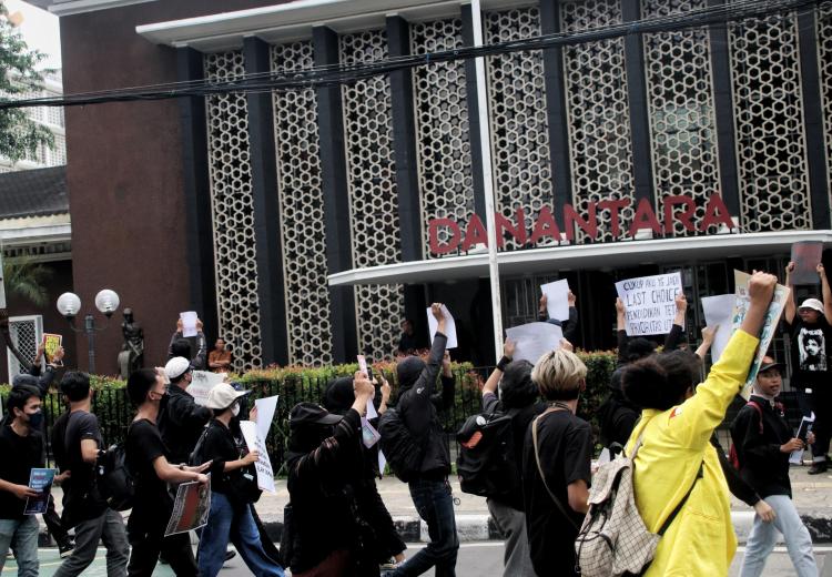 Demonstrasi yang dilakukan oleh publik di depan gedung Danantara pada saat rangkaian aksi Indonesia Gelap. Kredit foto: Maulana Ali Firdaus