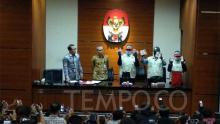 Pelaksana tugas jubir bidang penindakan KPK, Ali Fikri, dan Wakil Ketua KPK Alexander Mawarta saat konferensi pers perkara suap Bupati Sidoarjo di Gedung KPK, Jakarta Selatan, Rabu malam, 8 Januari 2020. TEMPO/Lani Diana (kolom.tempo.co)